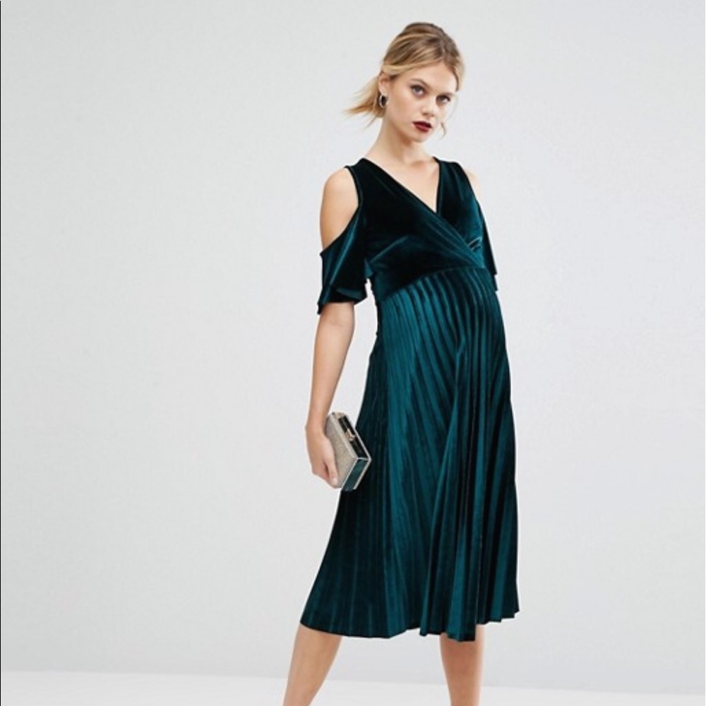 ASOS Green Velvet Maternity Dress 💚